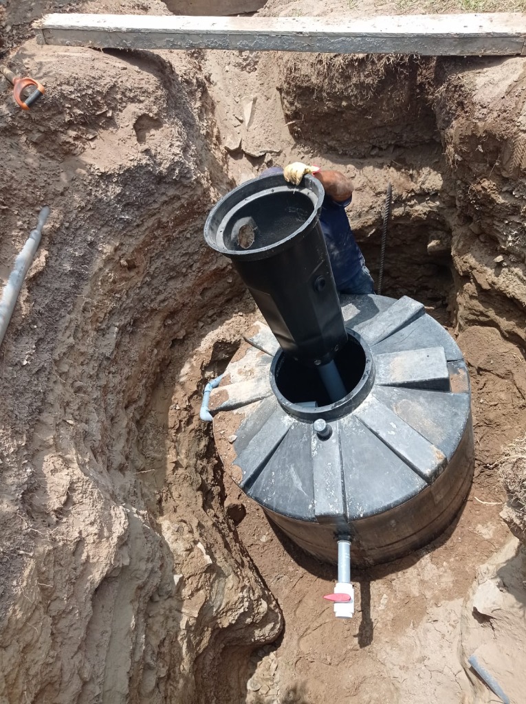 Instalación de tanque biodigestor autolimpiable en fosa