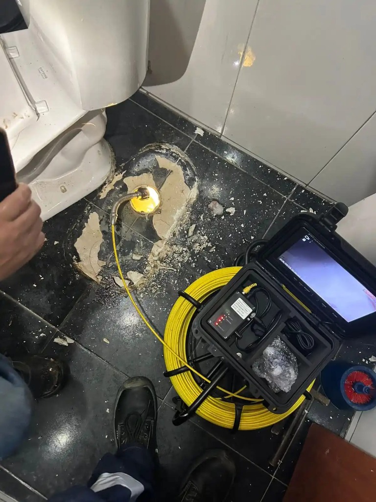 Cámara push rod con luz LED inspeccionando tubería sanitaria de inodoro