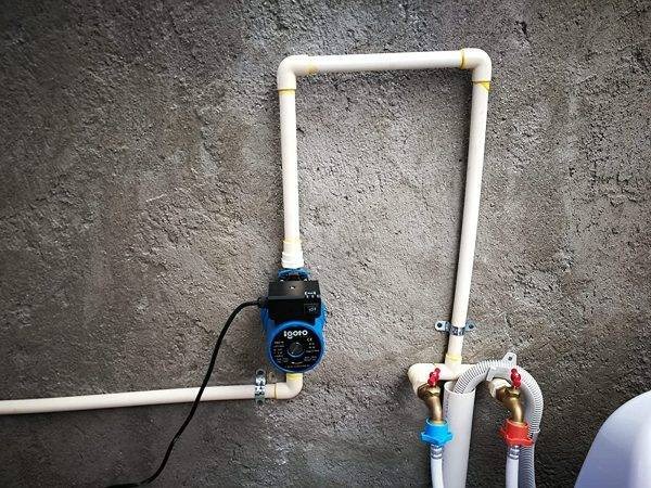 Instalación de bomba presurizadora automática de línea con bypass en tuberías CPVC