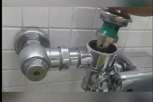 Reemplazo de pistón y calibración de caudal en fluxómetro de urinario