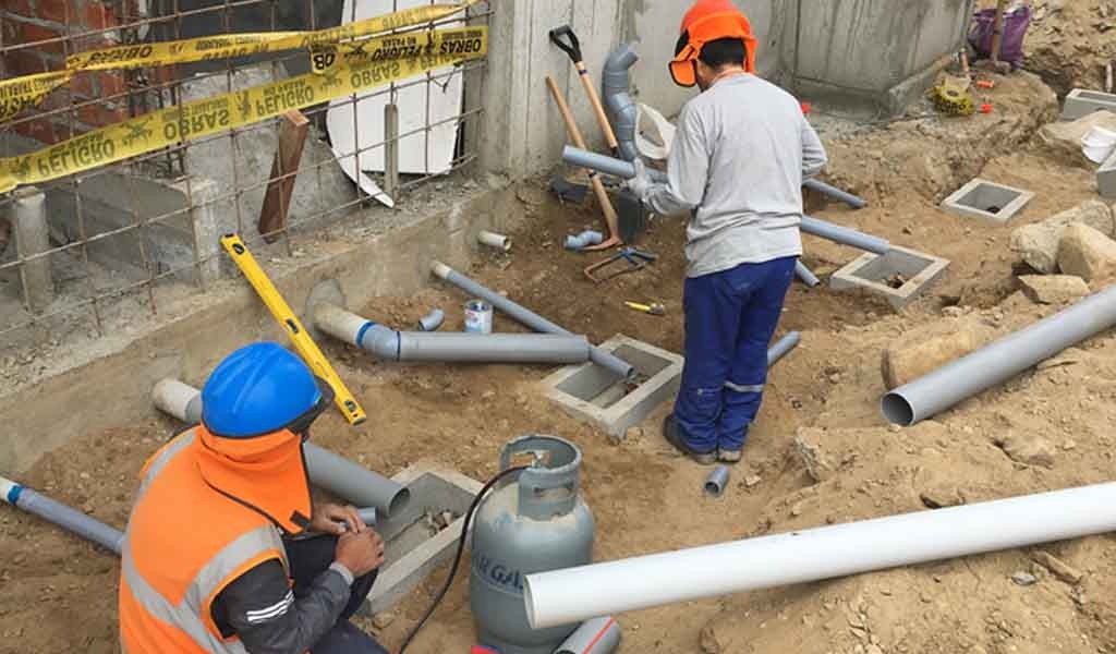Técnicos especialistas en tendido de colectores y cajas de registro sanitarias