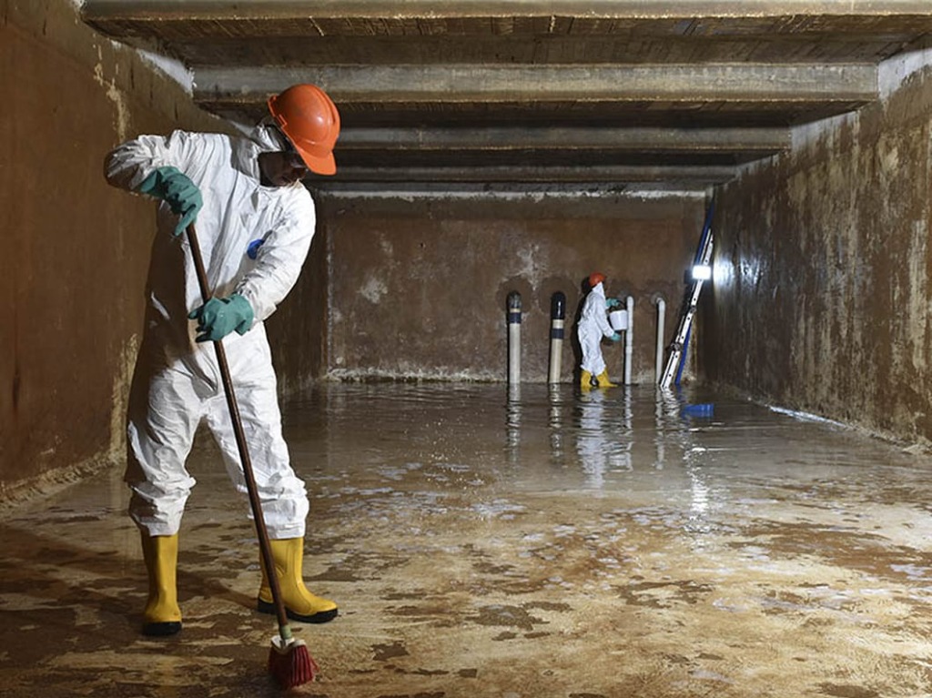 Equipo técnico en limpieza y desinfección de cisterna de agua subterránea